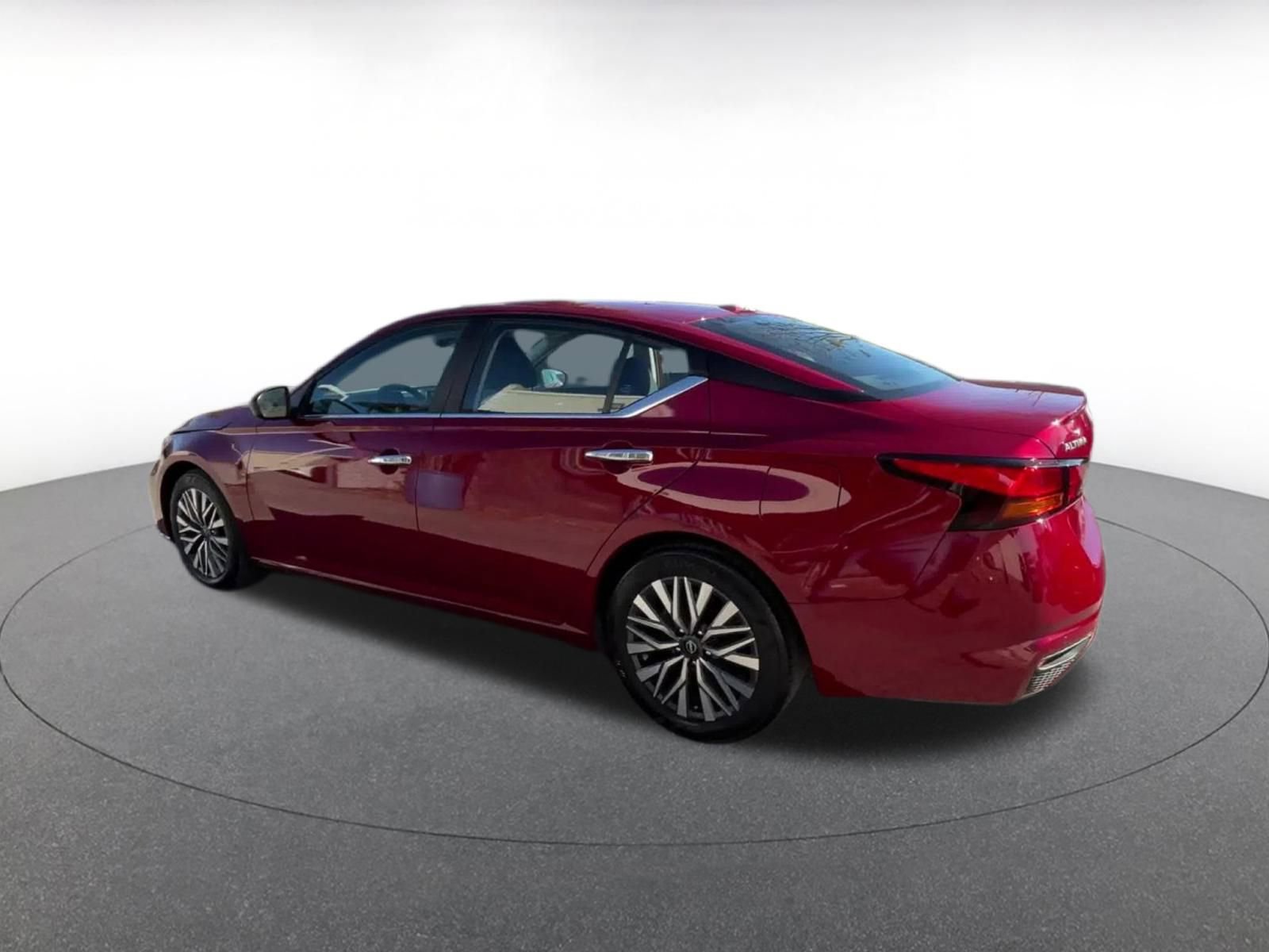 Used 2025 Nissan Altima 2.5 SV image 9