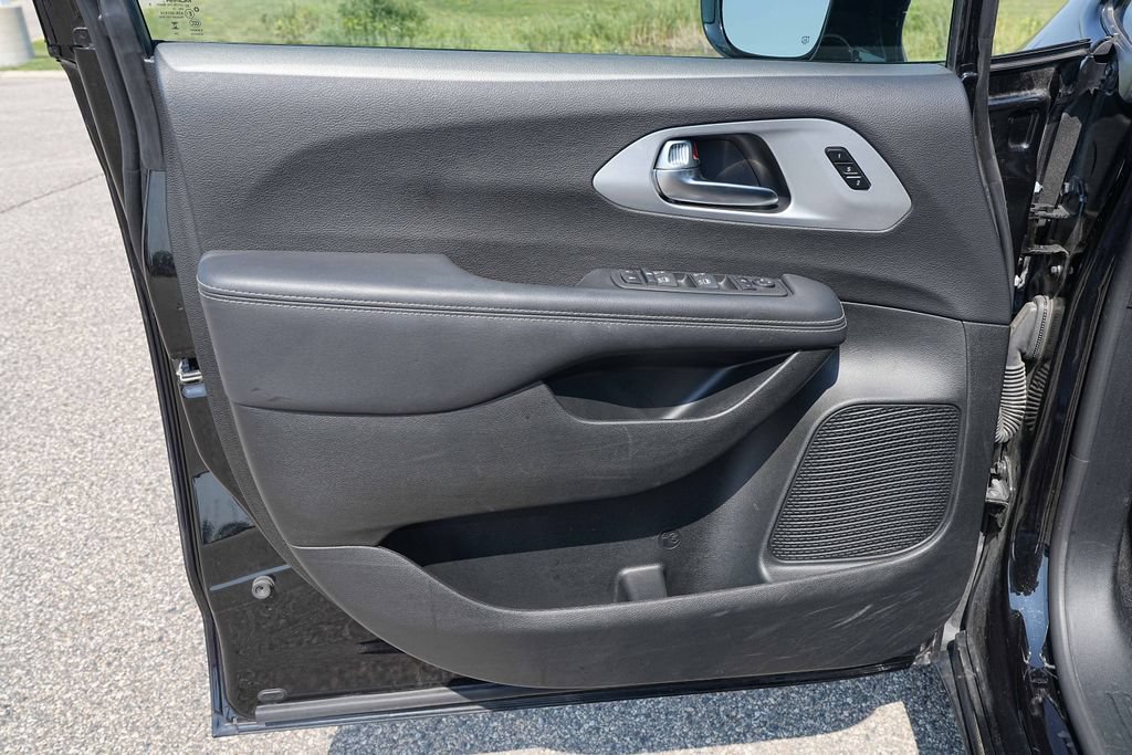 Used 2025 Chrysler Pacifica Limited FWD image 25