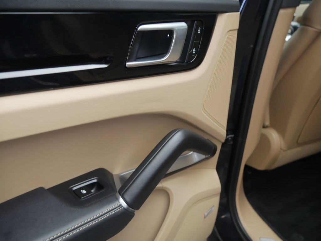 Certified 2023 Porsche Cayenne Turbo AWD/4WD image 18