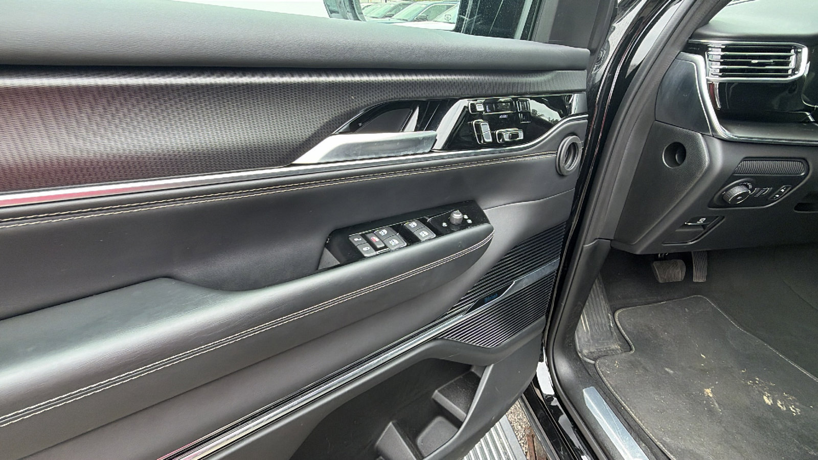 Used 2025 Jeep Grand Wagoneer Series II Obsidian w/ Quick Order Packagew 28T AWD/4WD image 15