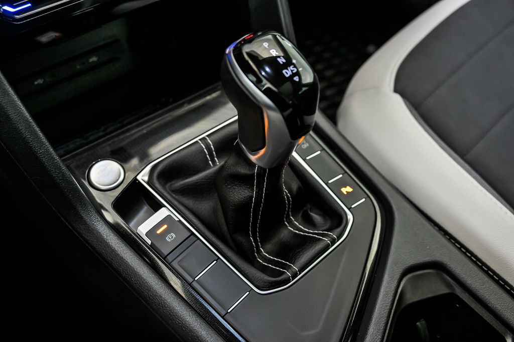 Used 2025 Volkswagen Taos SE w/ Panoramic Sunroof Package FWD image 21