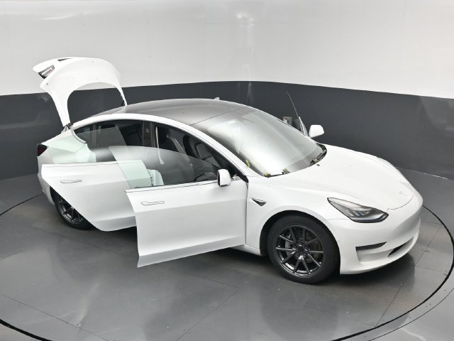 Used 2020 Tesla Model 3 Standard Range RWD image 19