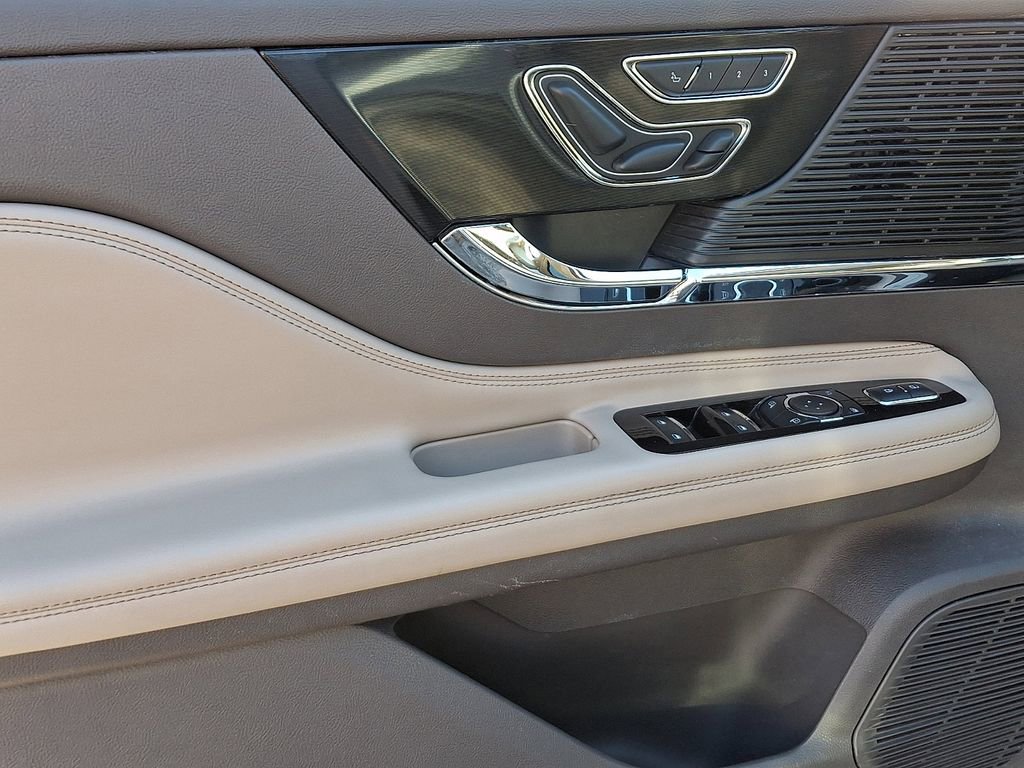 Used 2022 Lincoln Corsair Reserve w/ Equipment Group 201A image 13