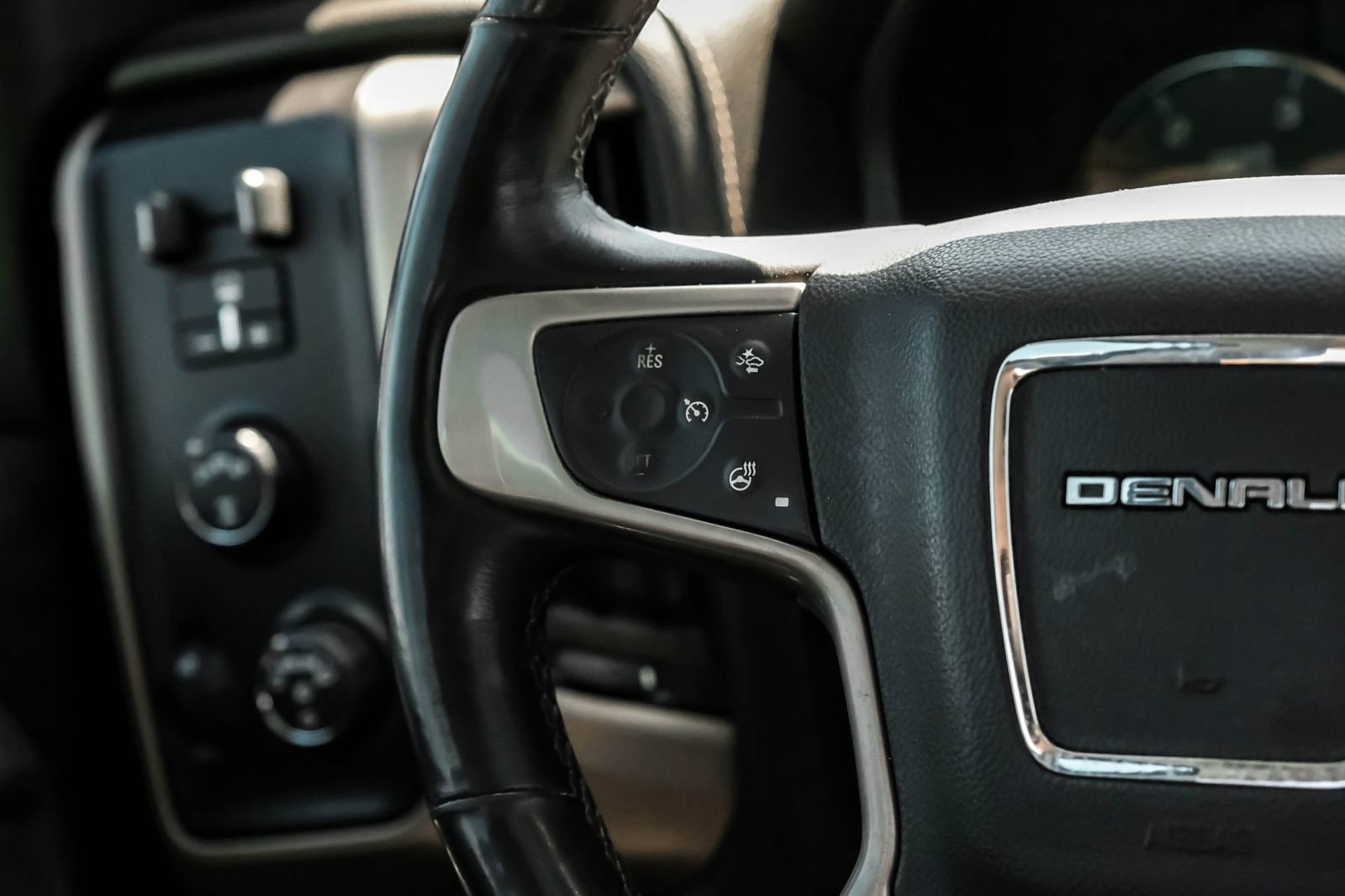 Used 2017 GMC Sierra 2500 Denali w/ Duramax Plus Package AWD/4WD image 18