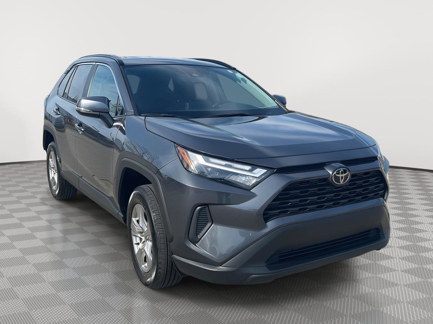 Used 2025 Toyota RAV4 XLE AWD/4WD image 4