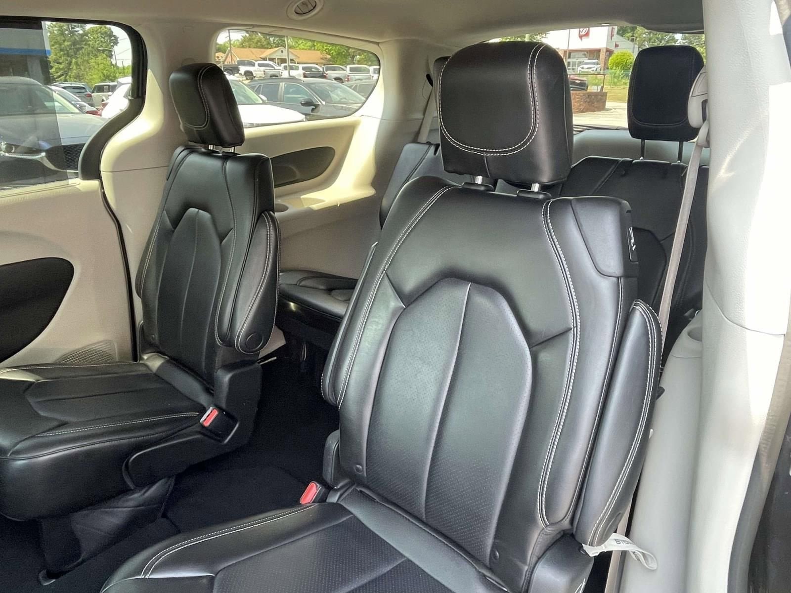 Used 2023 Chrysler Pacifica Touring-L FWD image 10
