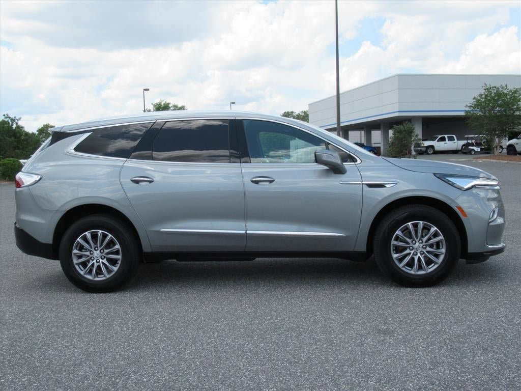 Used 2024 Buick Enclave Essence w/ Technology Package FWD image 2