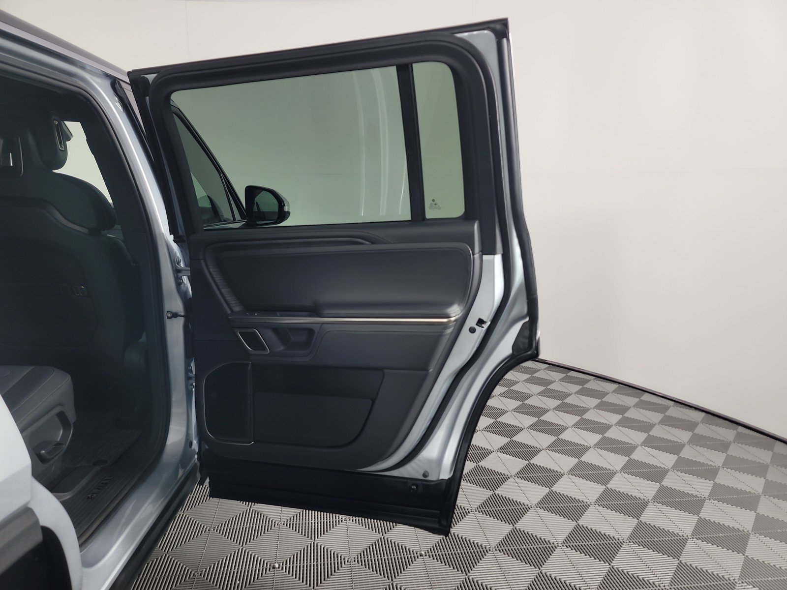Used 2024 Rivian R1S Adventure AWD/4WD image 19