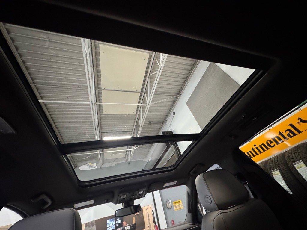 Used 2022 GMC Yukon SLT w/ SLT Premium Package image 14