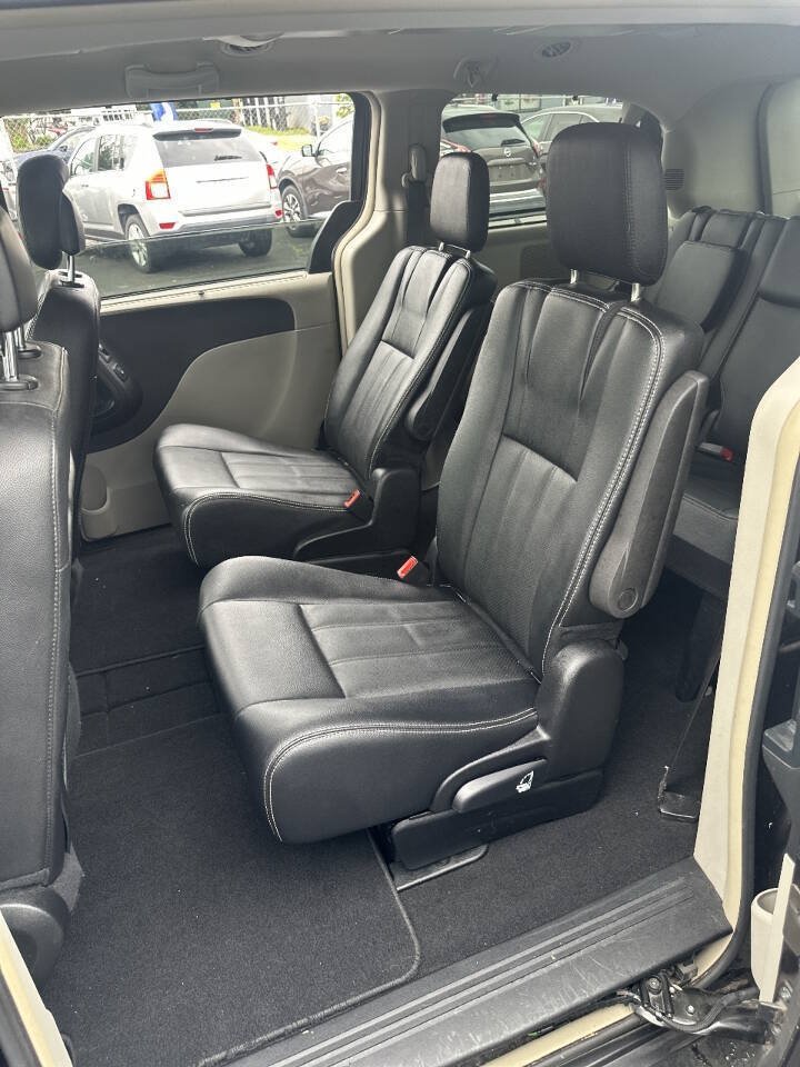 Used 2016 Chrysler Town & Country Touring-L w/ Driver Convenience Group FWD image 6