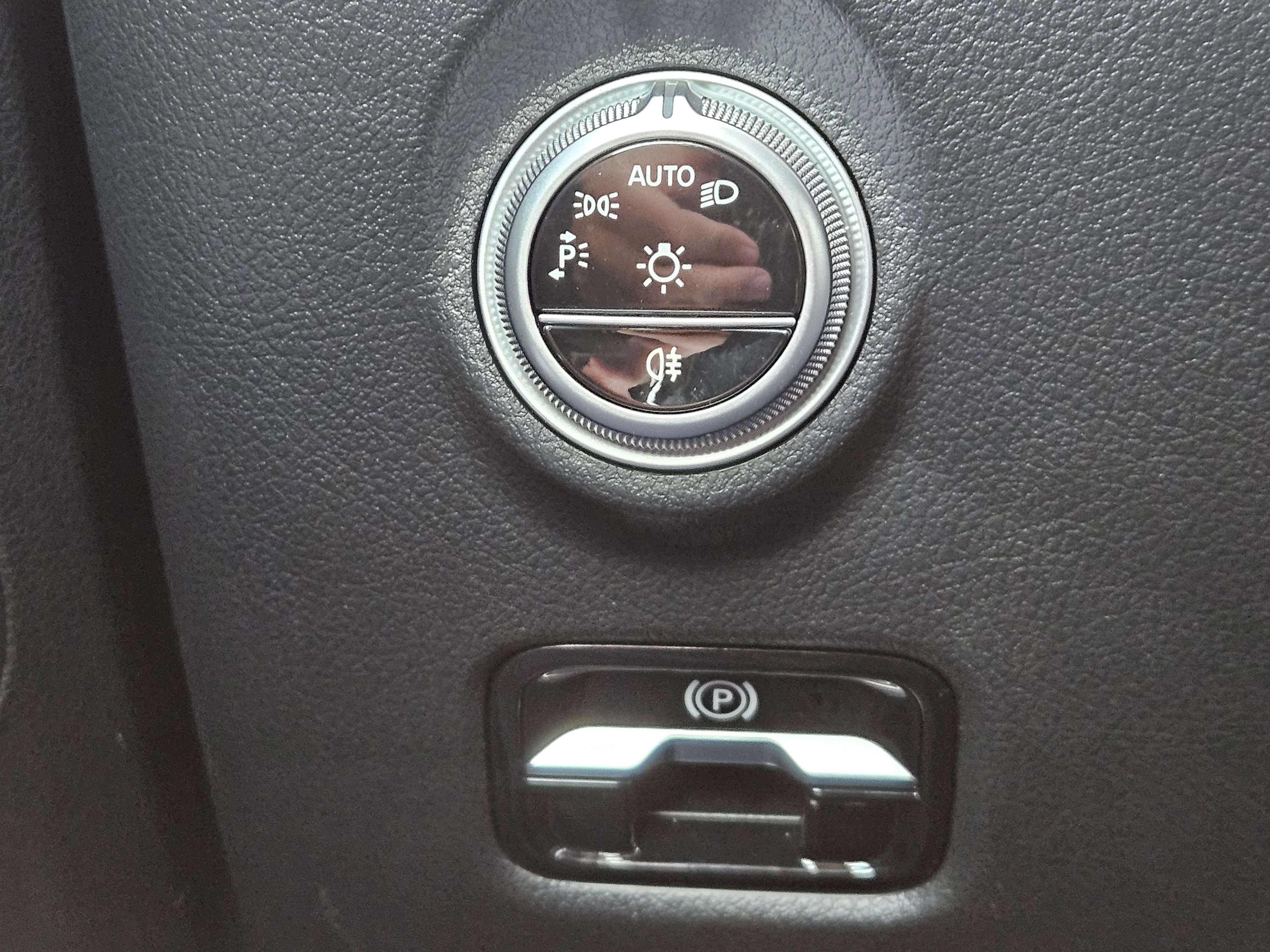 Used 2025 Mercedes-Benz C 300 Sedan image 21