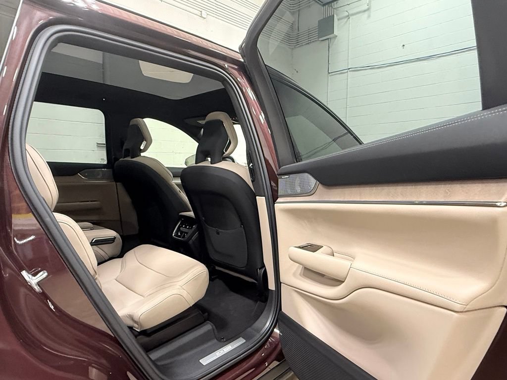 Used 2025 Volvo EX90 Ultra AWD/4WD image 46