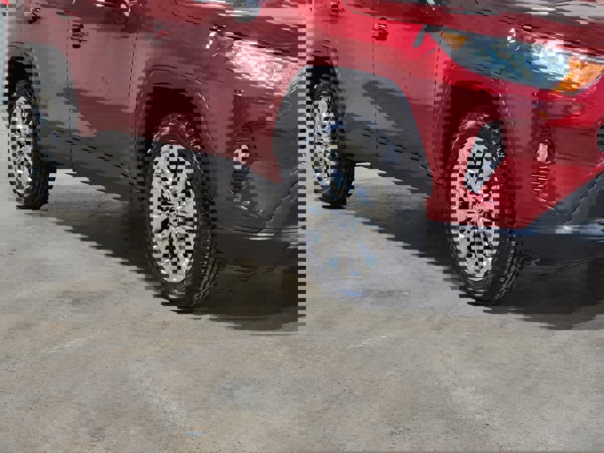 Used 2019 Toyota RAV4 XLE Premium image 16