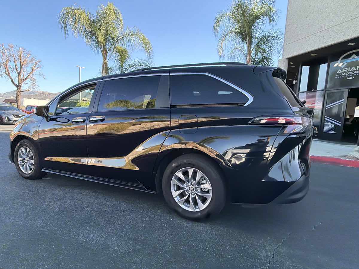 Used 2024 Toyota Sienna XLE FWD image 21