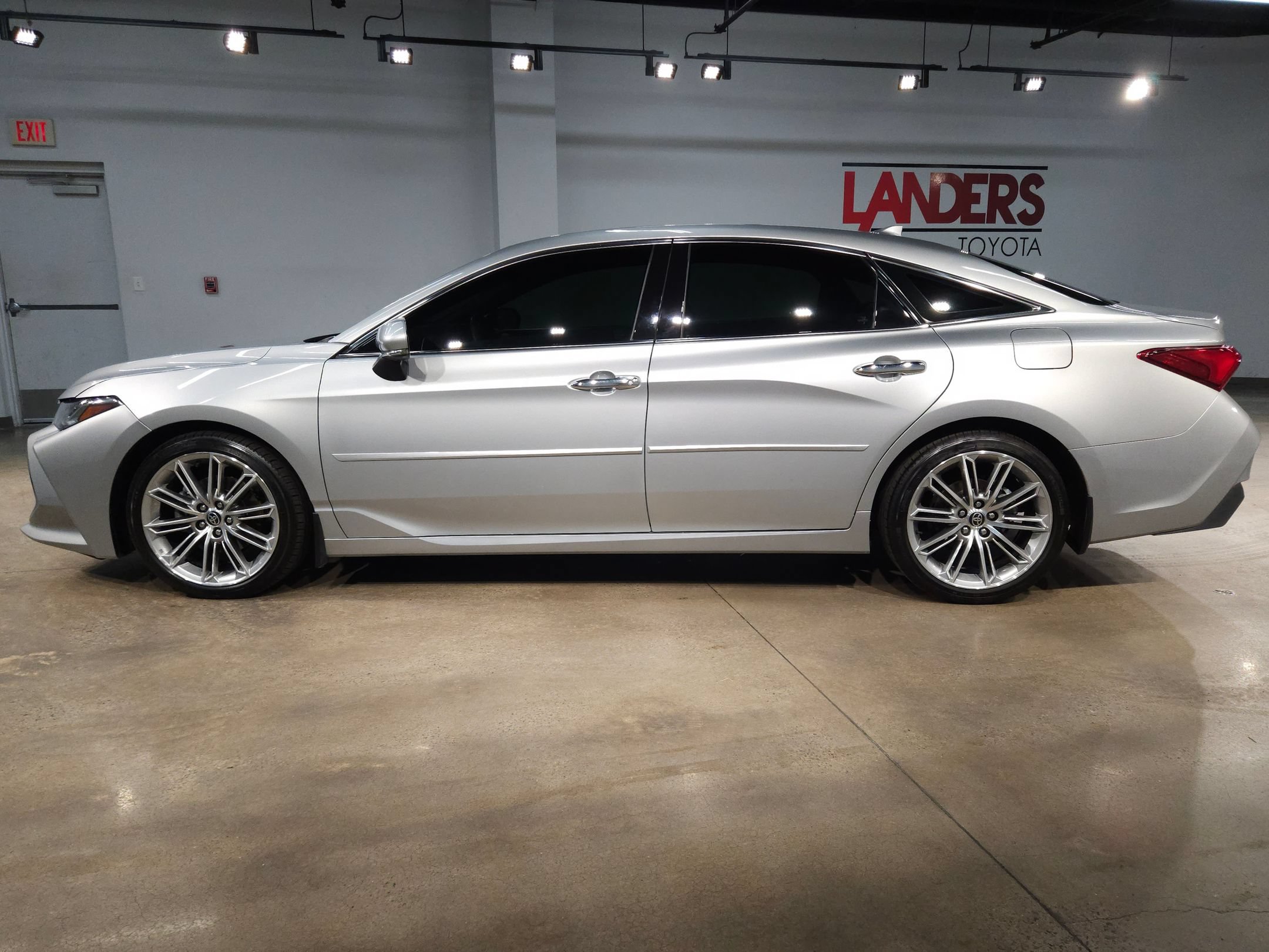 Used 2021 Toyota Avalon Limited w/ Advanced Safety Package FWD image 4