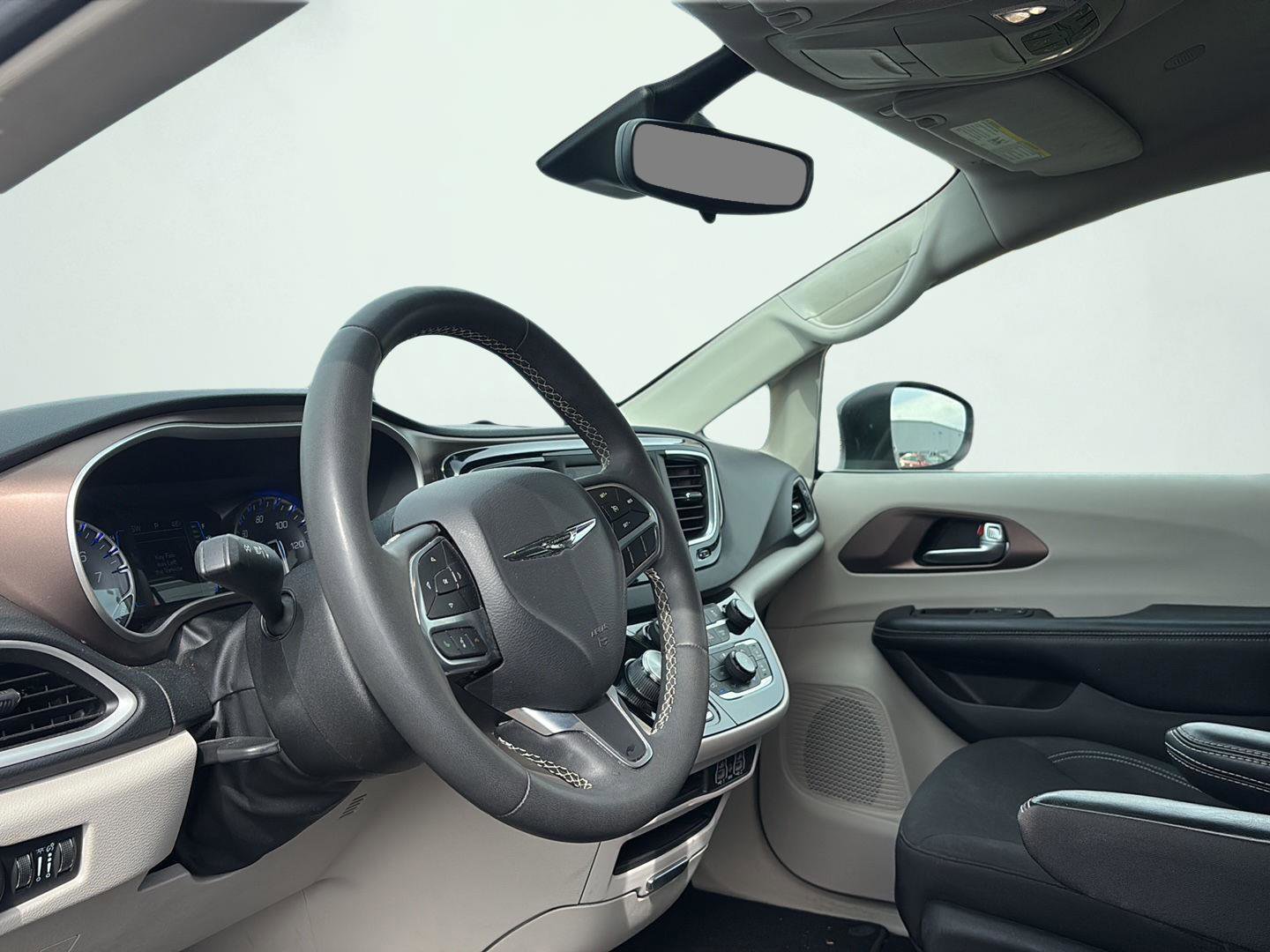 Used 2023 Chrysler Voyager LX FWD image 10