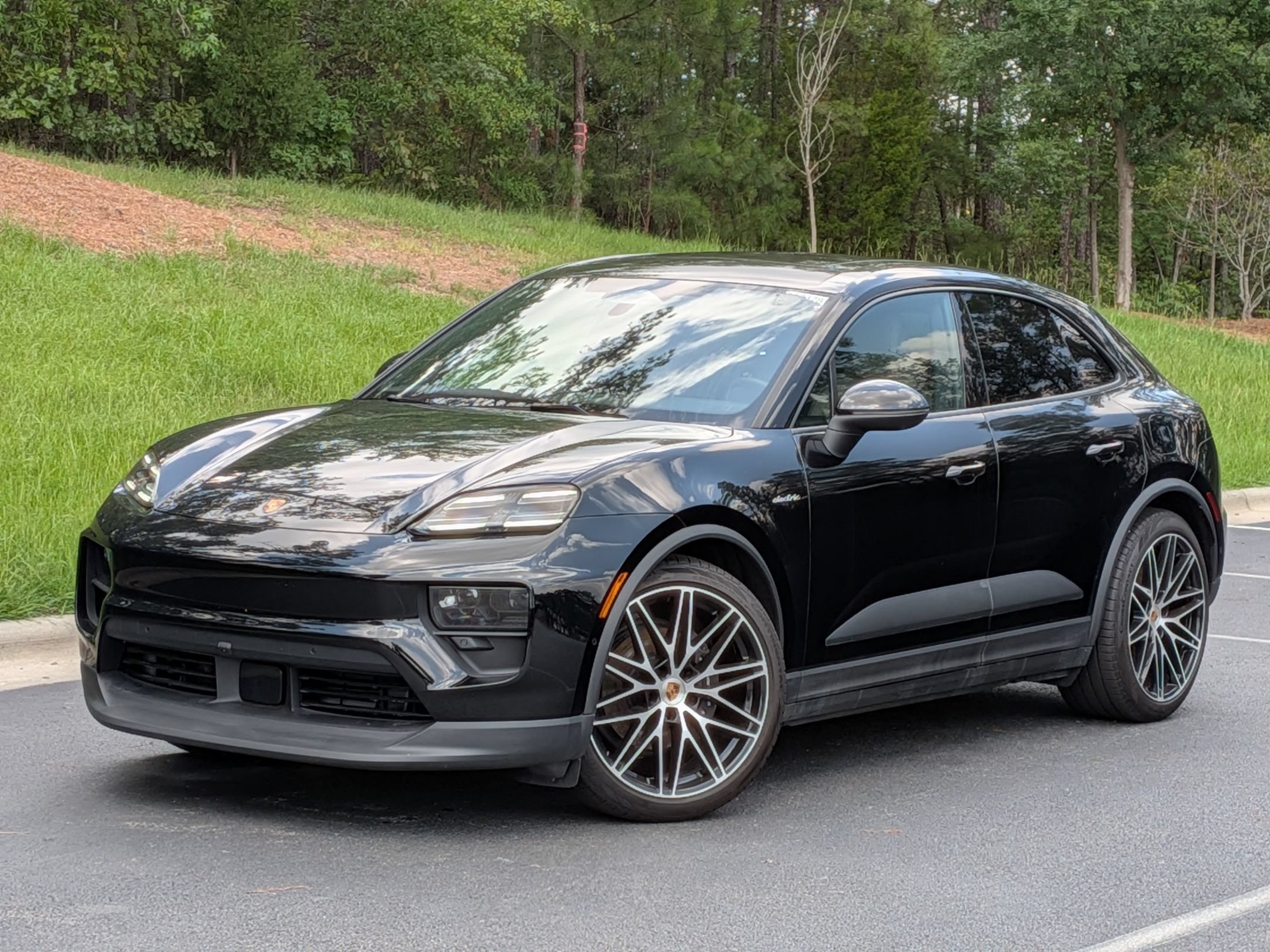 Used 2025 Porsche Macan 4 Electric AWD/4WD image 1