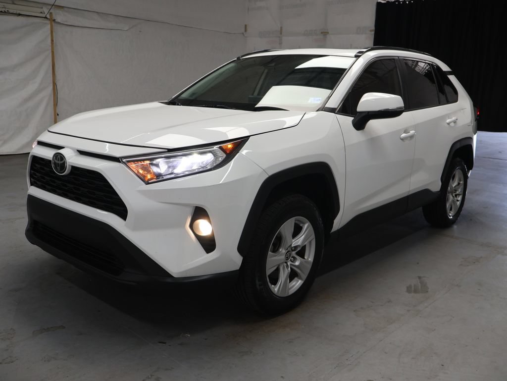 Used 2021 Toyota RAV4 XLE w/ Convenience Package FWD image 3