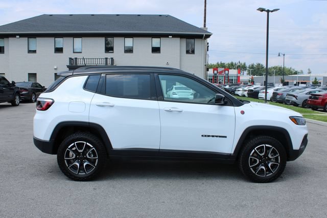 Used 2025 Jeep Compass Trailhawk w/ Trailhawk Convenience Group AWD/4WD image 6