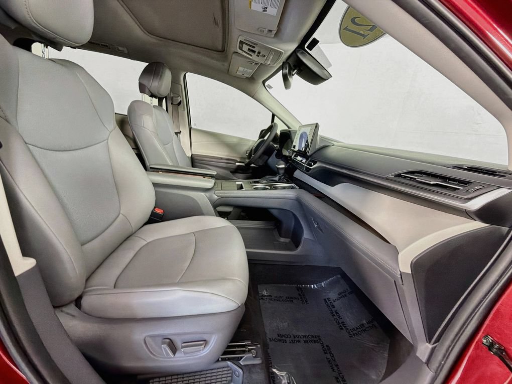 Used 2021 Toyota Sienna XLE FWD image 30