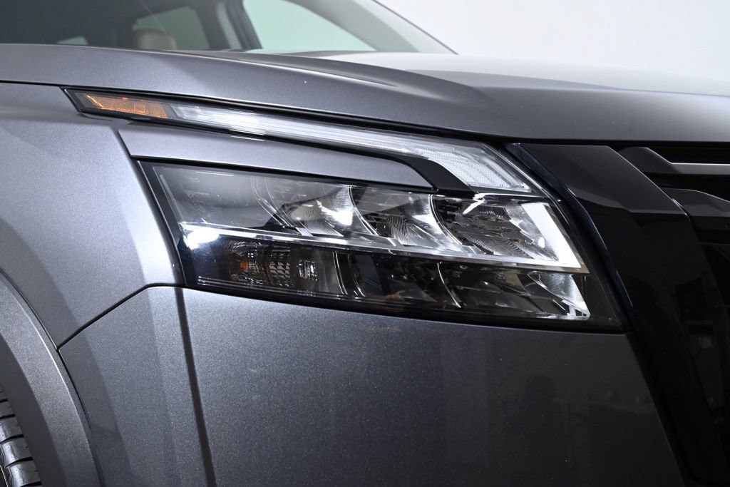Certified 2024 Nissan Pathfinder Platinum w/ Black Appearance Package AWD/4WD image 11