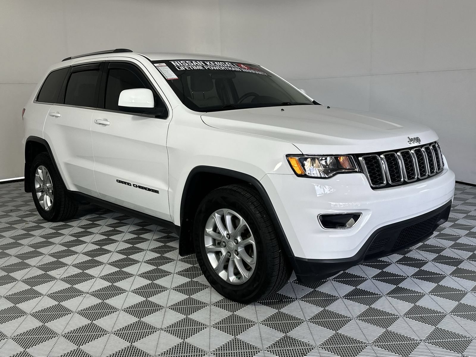 Used 2021 Jeep Grand Cherokee Laredo RWD image 2