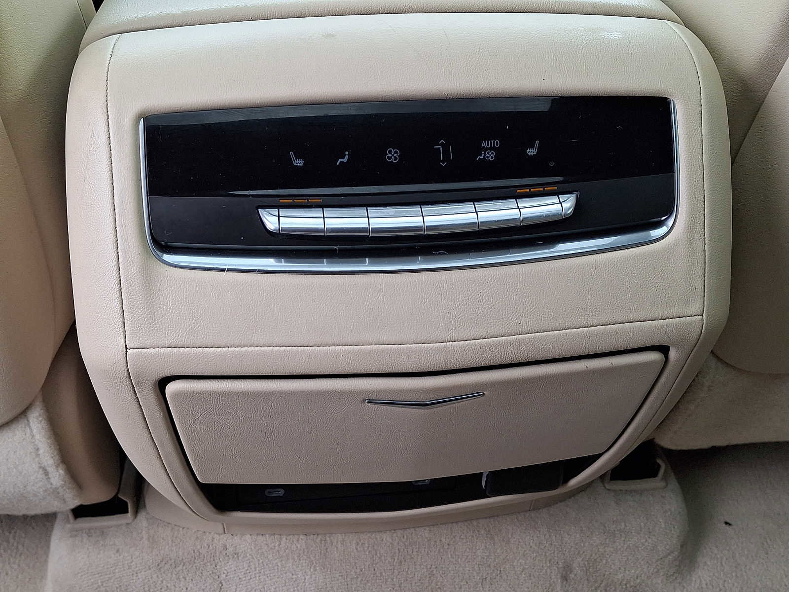 Used 2022 Cadillac Escalade Premium Luxury AWD/4WD image 12