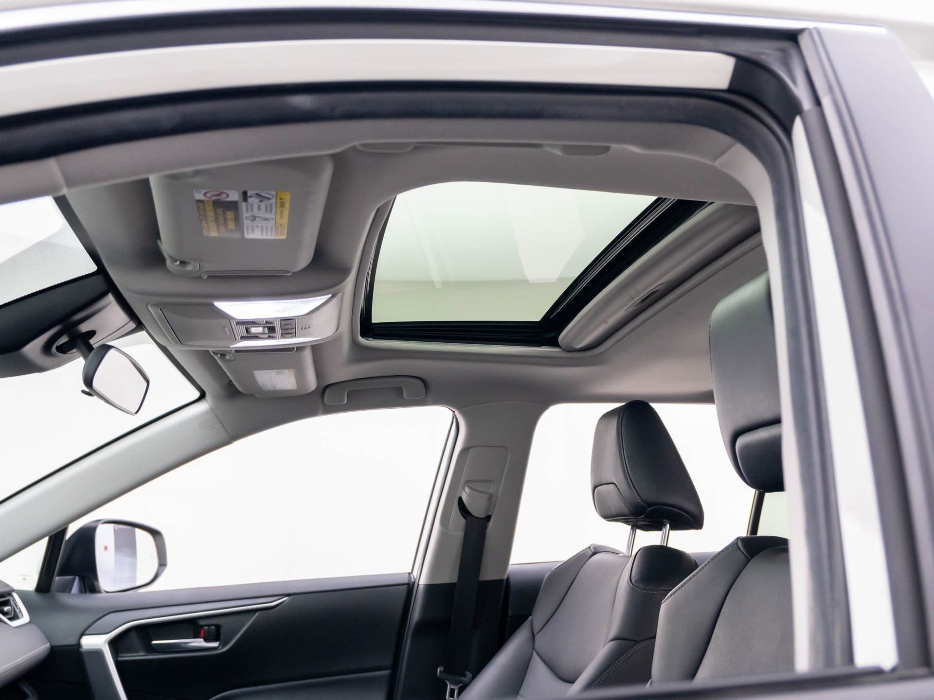 Used 2022 Toyota RAV4 XLE Premium AWD/4WD image 19