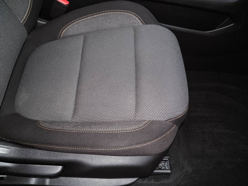 Used 2020 Chevrolet Traverse LT FWD image 19
