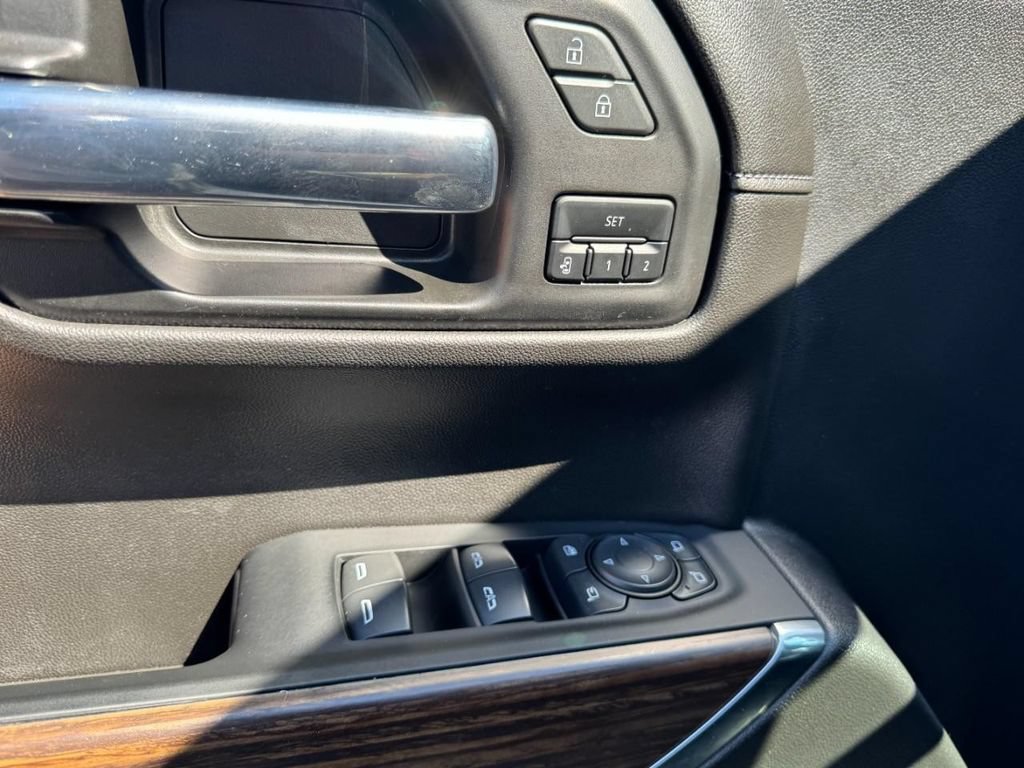 Used 2022 Chevrolet Silverado 1500 High Country w/ Technology Package AWD/4WD image 16