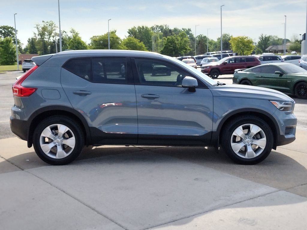 Used 2020 Volvo XC40 T4 Momentum FWD image 4