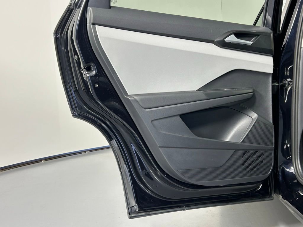 Used 2022 Volkswagen Taos SE w/ Panoramic Sunroof Package FWD image 14