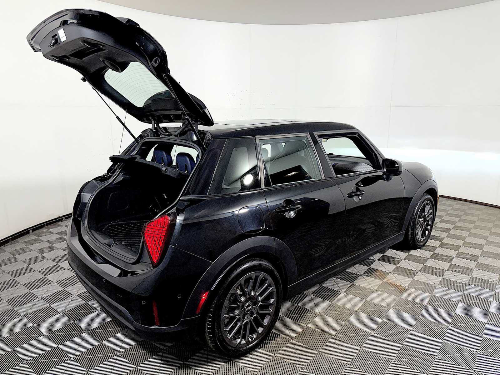 Used 2026 MINI Cooper 4-Door Hardtop FWD image 22
