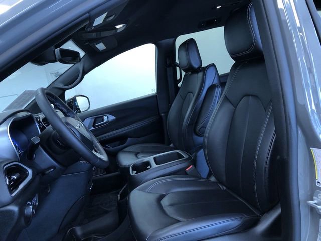 Used 2025 Chrysler Pacifica Select FWD image 18