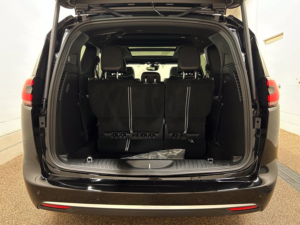 New 2027 Chrysler Pacifica Limited FWD image 17