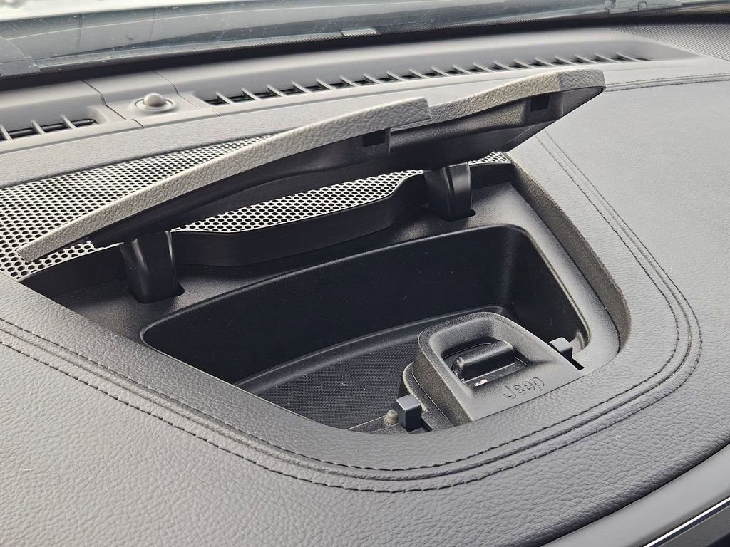 Used 2022 Jeep Cherokee Latitude Lux w/ Mopar Interior Package image 27