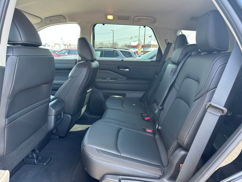 Used 2025 Nissan Pathfinder SL AWD/4WD image 10