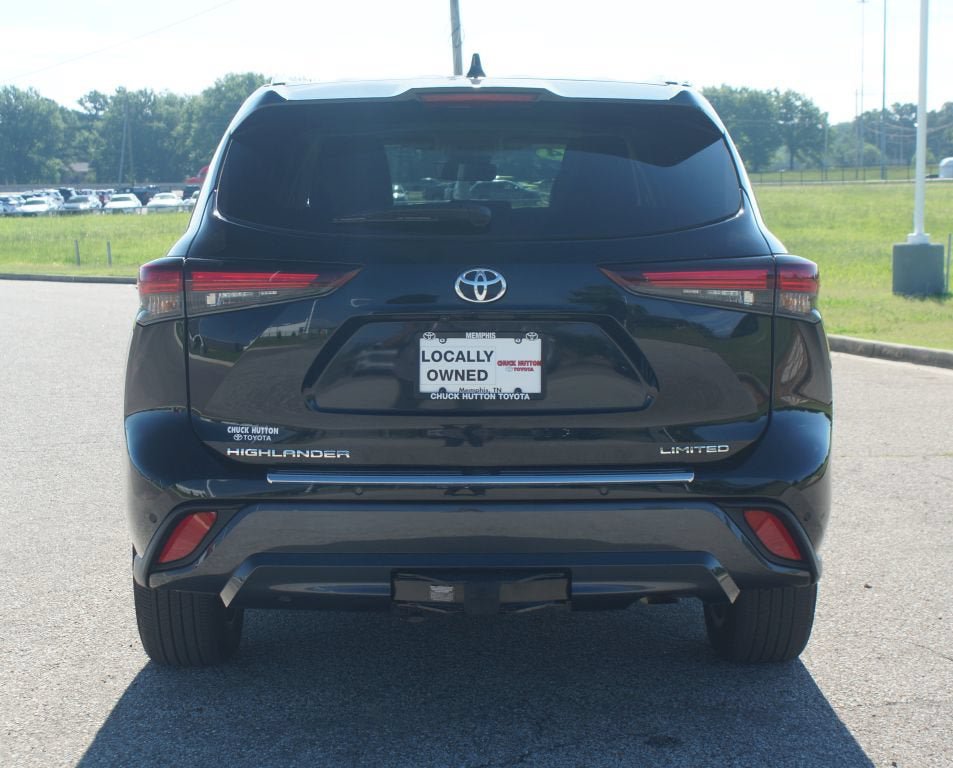 Used 2024 Toyota Highlander Limited FWD image 3