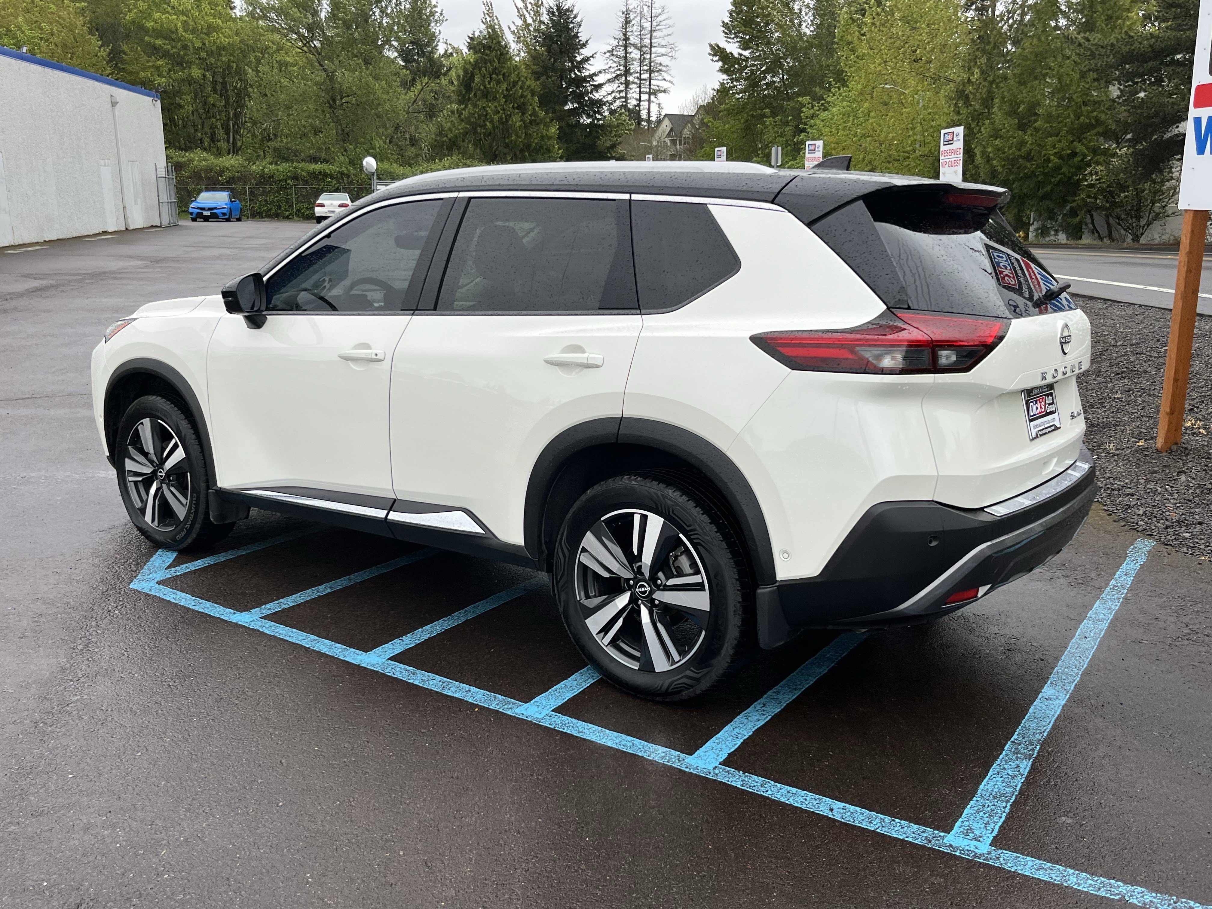 Used 2023 Nissan Rogue SL w/ SL Premium Package AWD/4WD image 3