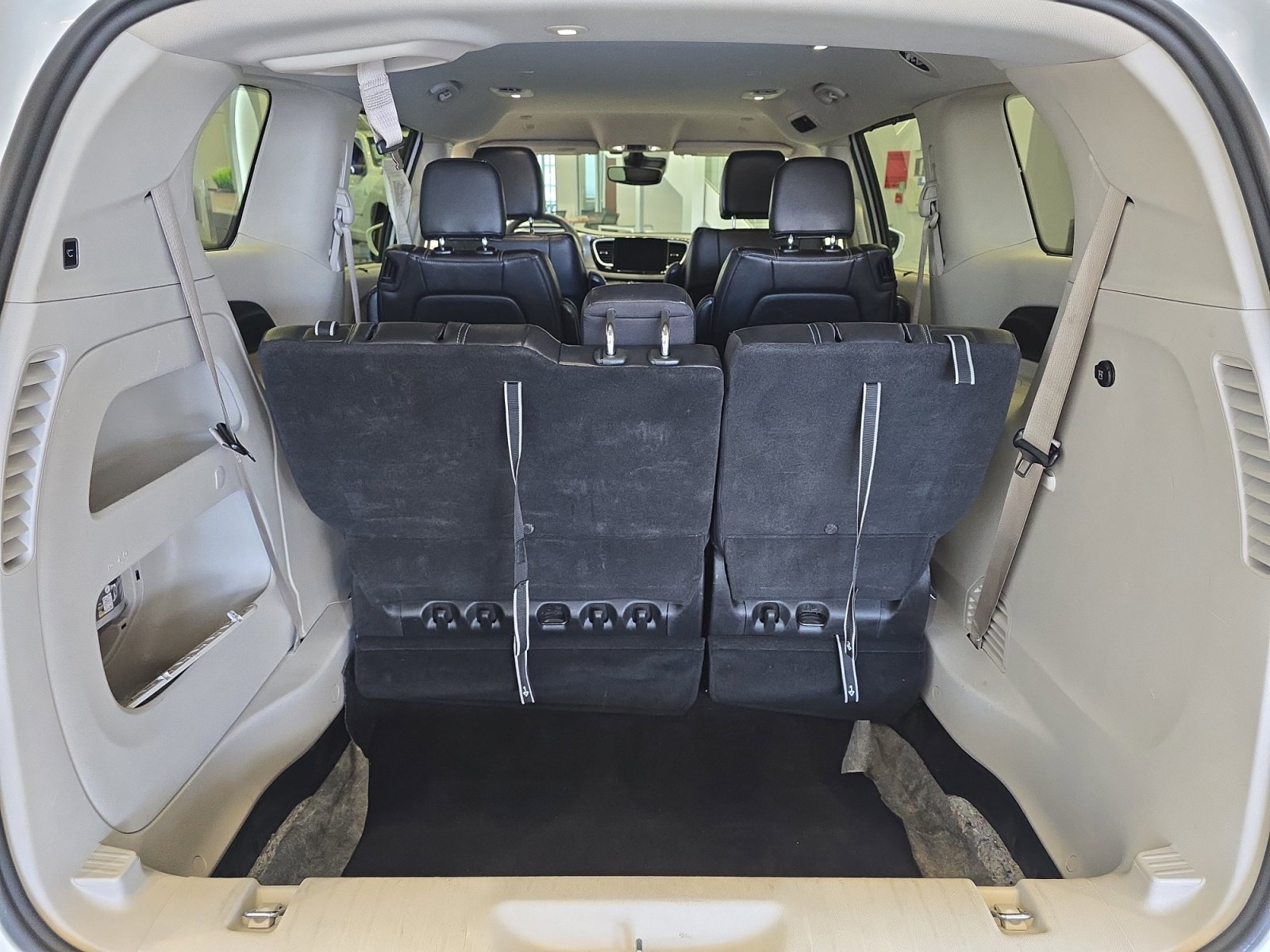 Used 2022 Chrysler Pacifica Touring-L FWD image 25