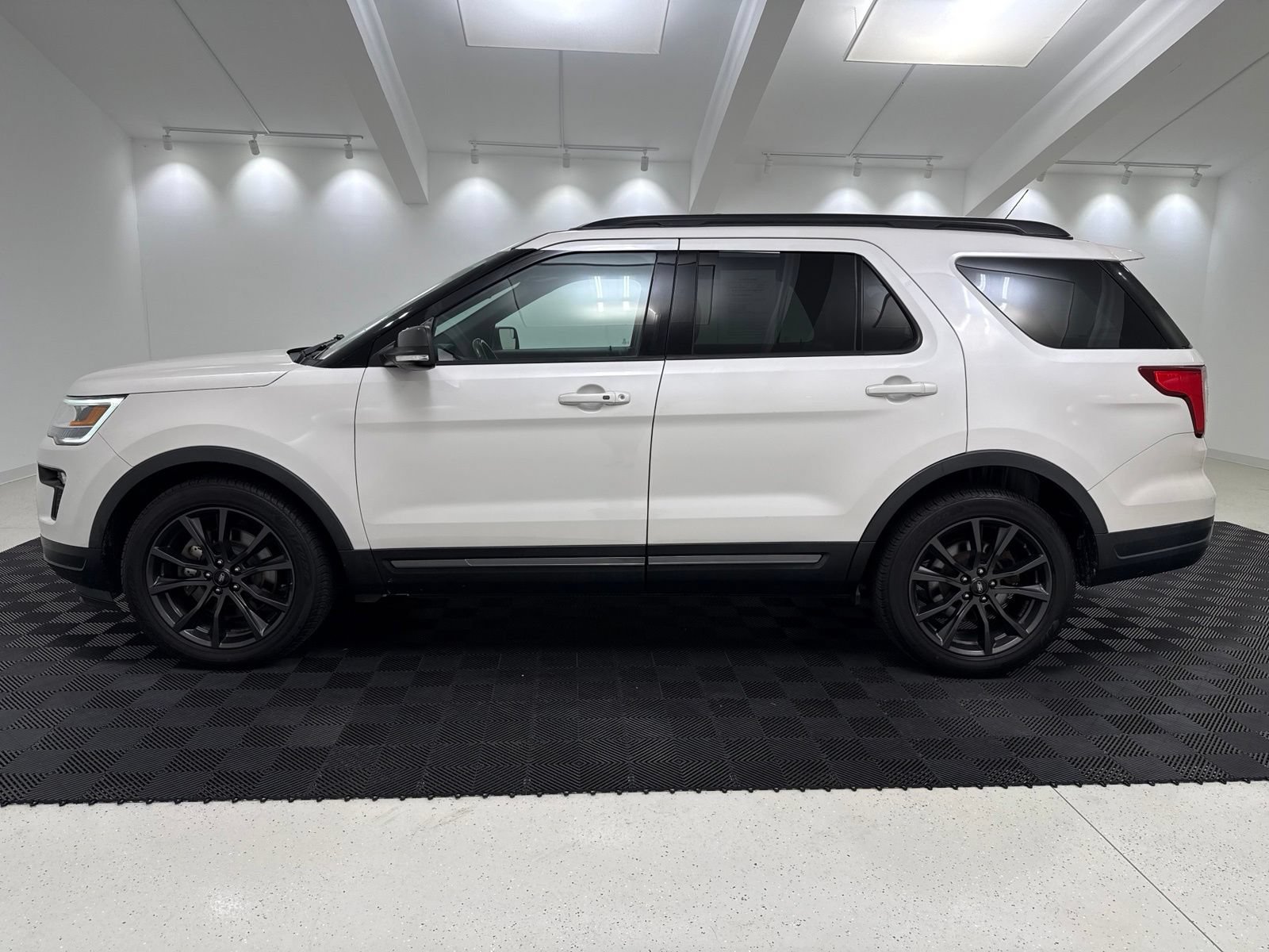 Used 2018 Ford Explorer XLT w/ Equipment Group 202A FWD image 3