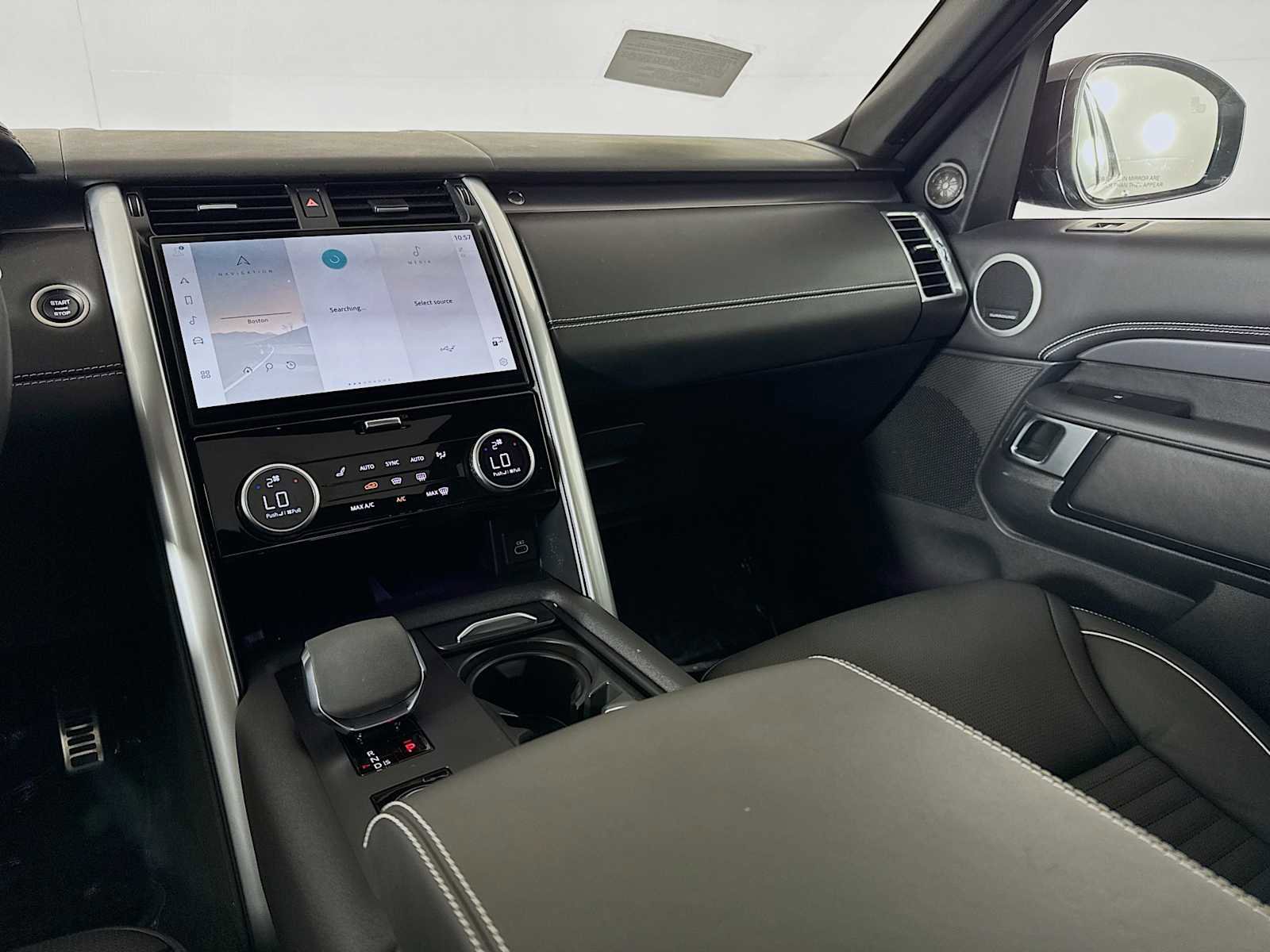 Used 2024 Land Rover Discovery Metropolitan Edition image 23