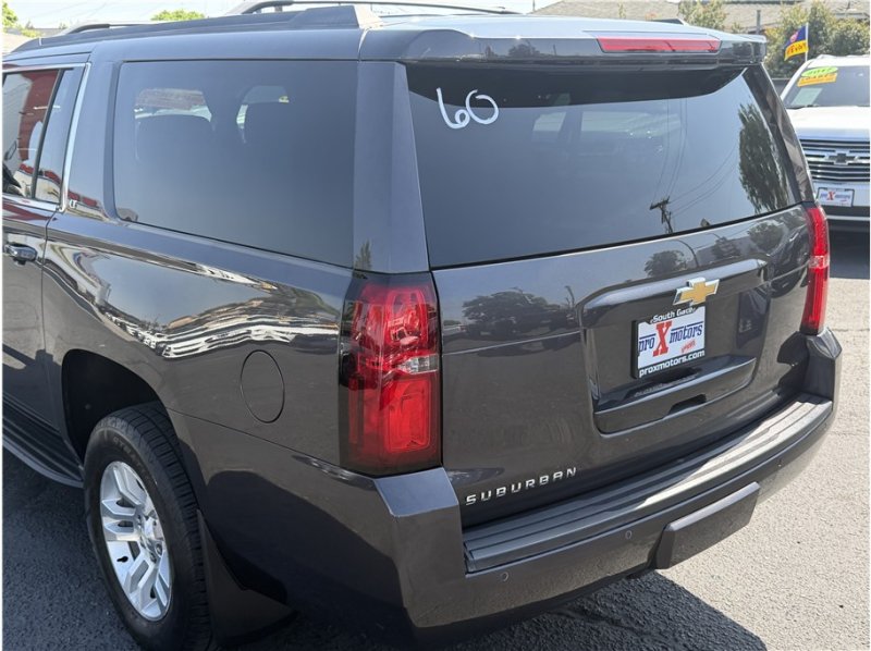 Used 2018 Chevrolet Suburban LT w/ Luxury Package RWD image 47