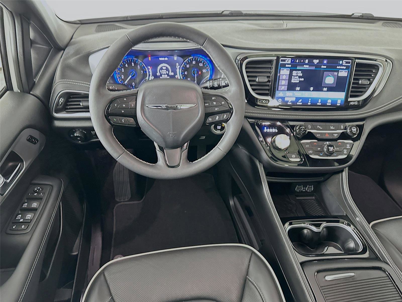 Used 2025 Chrysler Pacifica Limited image 24