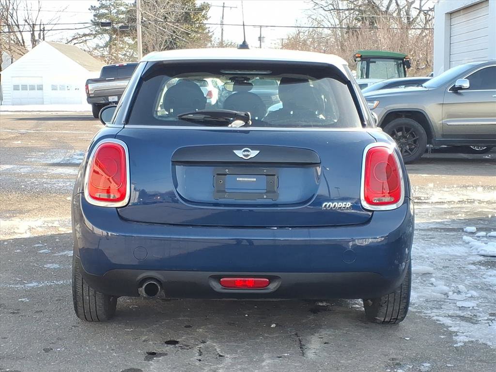 Used 2016 MINI Cooper 4-Door Hardtop image 4