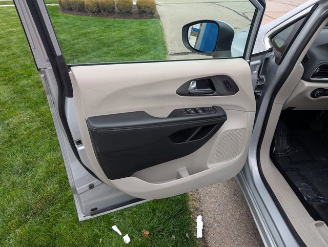 Used 2023 Chrysler Pacifica Touring-L image 10