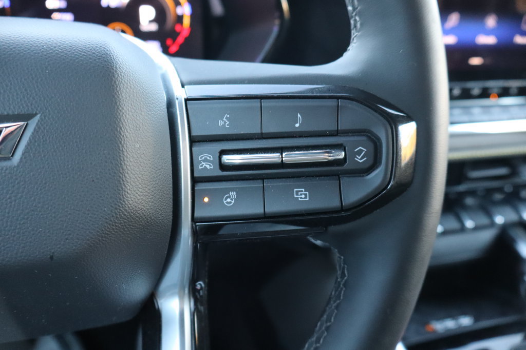 Used 2025 Chevrolet Colorado ZR2 w/ Technology Package AWD/4WD image 8