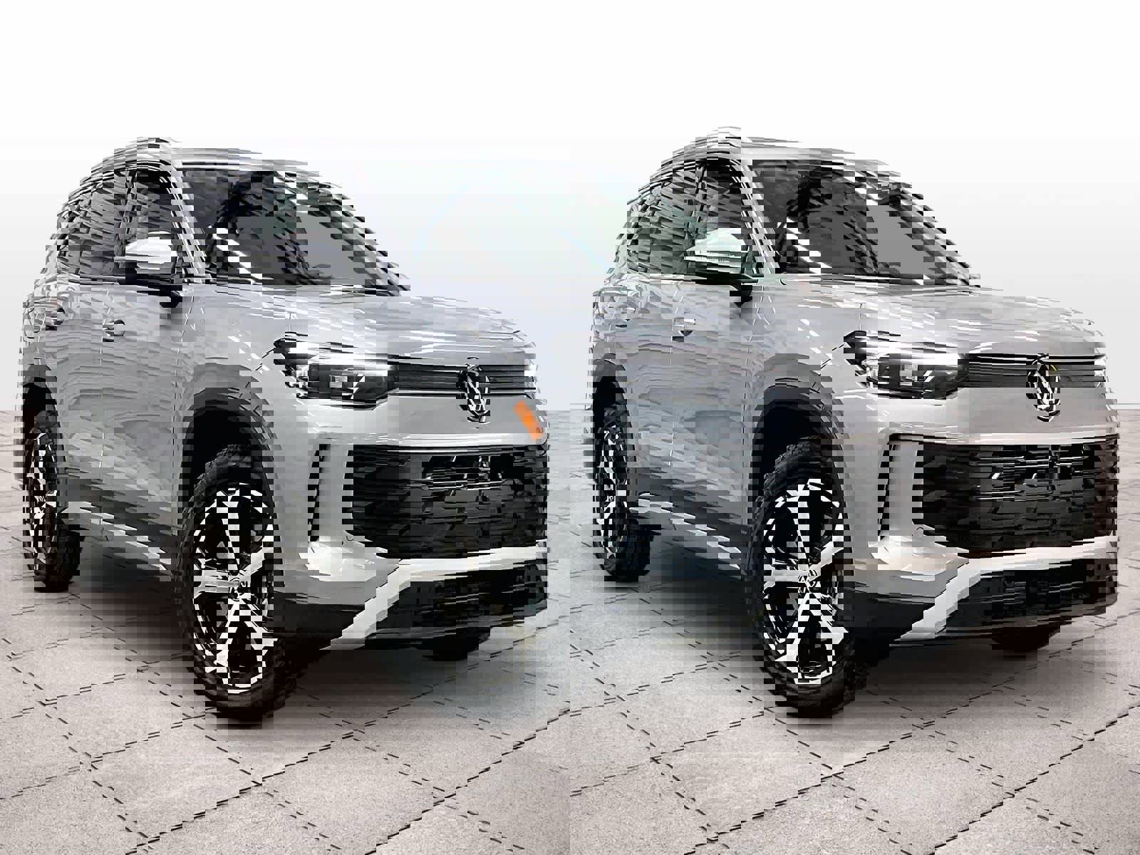 Used 2025 Volkswagen Tiguan SE w/ Panoramic Sunroof Package image 2