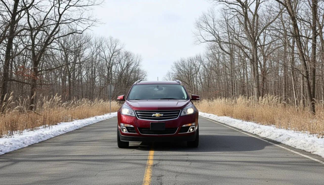 Used 2017 Chevrolet Traverse LT w/ Style and Technology Package image 2