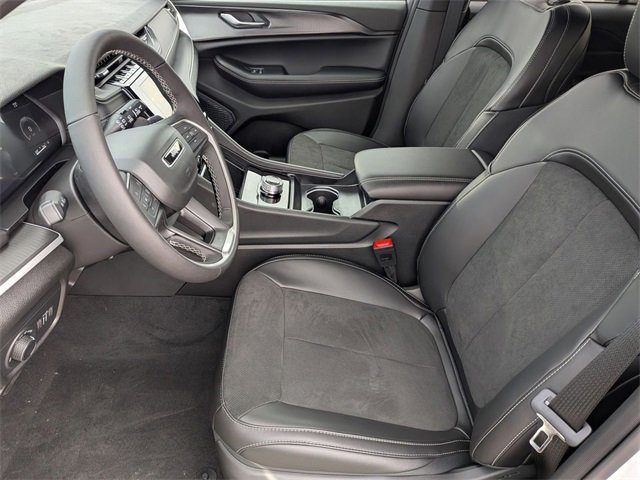 New 2025 Jeep Grand Cherokee Altitude image 12